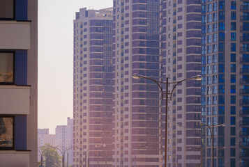 Obraz premium The sun is reflected in the building. Sunlight and beautiful cityscape, modern buildings and city streets, public place