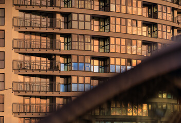 Obraz premium The sun is reflected in the building. Sunlight and beautiful cityscape, modern buildings and city streets, public place