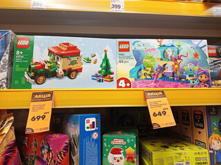 Naklejka premium Zvyagel, Ukraine - December 02, 2025: LEGO building sets displayed on a store shelf, featuring festive holiday themes and vibrant colors, perfect for creative play and gift giving