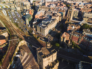 Obraz premium Newcastle upon Tyne: 17th Aug 2025: Aerial view showcasing Newcastle Castle, Central Station. The bustling city landscape features historic architecture, sunny morning