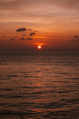 Obraz premium Orange sunset over the sea