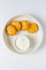 Enjoy delicious crispy bites accompanied by a rich and creamy sauce, ideal for sharing or snacking