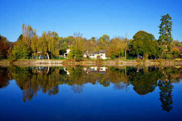 Fototapeta premium Oise river bank in Avers-sur-Oise village 
