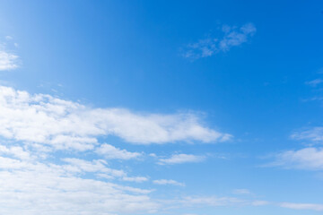 秋の終わりに青空と雲を見上げる09