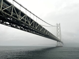 Fototapeta premium 悪天候の海から見た明石海峡大橋