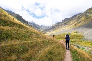 Obraz premium Kaçkar Mountains trekking routes. People trekking in the magnificent Kaçkar Mountains. Trekking groups. Kaçkar Dilberdüzü route. Yusufeli Olgunlar Plateau. Artvin, Türkiye.