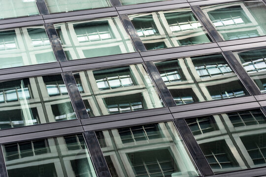 A modern Frankfurt finance district scene where corporate architecture and a towering skyscraper define a skyline focused on stability, growth and future momentum
