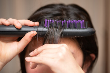 前髪をセットする女の子の手元