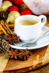 Caffè espresso italiano con addobbi natalizi