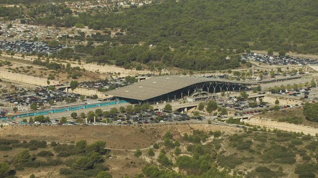 vue a&eacute;rienne de la gare de train d'aix en provence avec train en gare