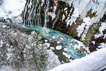 An emerald river that flows even in the snowy winter © sayrhkdsu