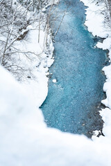 An emerald river that flows even in the snowy winter © sayrhkdsu