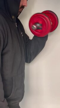 Pesa mancuerna y hombre con capucha con fondo blanco