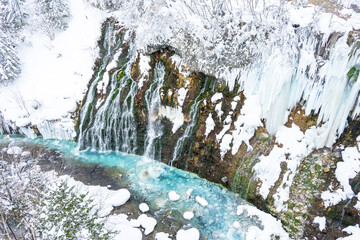 An emerald river that flows even in the snowy winter © sayrhkdsu
