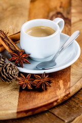 Tazzina di caffè espresso italiano con cannella e anice stellato 