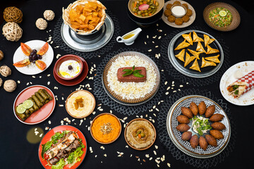 Mesa con comida mixta arabe Libanesa