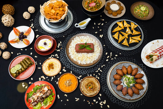 Mesa con comida mixta arabe Libanesa