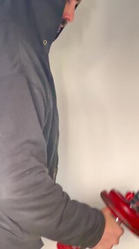 Entrenando con pesa y mancuerna para b&iacute;ceps