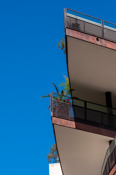 Architecture presented through geometric minimalism where facade contrast and sunlight emphasize directional lines reinforcing modern housing principles aligned with clean design and urban style