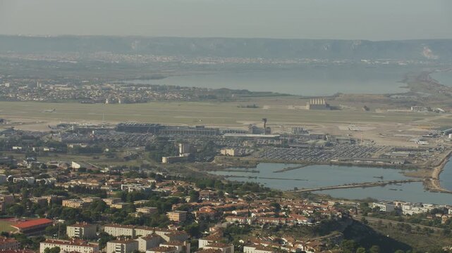 vue a&eacute;rienne de l'a&eacute;roport de Marseille Provence &agrave; Parignane