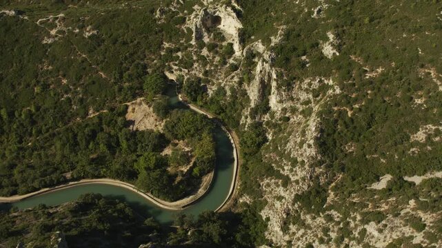 vue a&eacute;rienne du canal de Marseille &agrave; c&ocirc;t&eacute; du village de Coudoux