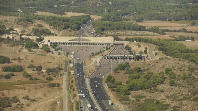 vue drone du P&eacute;age autoroutier de Lan&ccedil;on de Provence, avec sa barre de p&eacute;age et les v&eacute;hicules qui circulent.