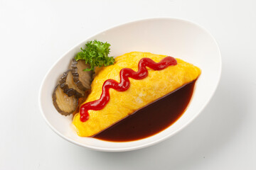 밥을 고기나 야채 따위와 함께 볶고 그 위에 달걀을 얇게 부쳐서 씌운 요리.
A dish made by stir-frying rice with meat or vegetables and topping it with a thin layer of fried egg.

