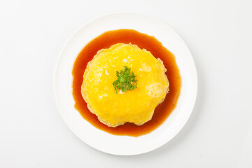 밥을 고기나 야채 따위와 함께 볶고 그 위에 달걀을 얇게 부쳐서 씌운 요리.
A dish made by stir-frying rice with meat or vegetables and topping it with a thin layer of fried egg.

