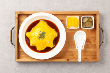 밥을 고기나 야채 따위와 함께 볶고 그 위에 달걀을 얇게 부쳐서 씌운...