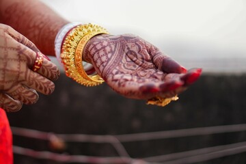 Intricate Bengali bridal henna with gold jewellery