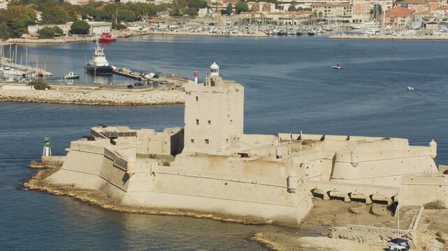 Vue a&eacute;rienne du fort de Bouc &agrave; Martigues et Port de Bouc, la Venise Proven&ccedil;ale, avec le canal de Caronte, &eacute;tang de Berre, mer m&eacute;diterran&eacute;e.