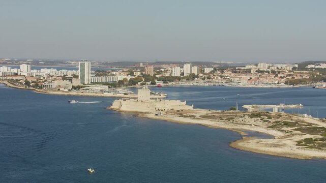 Vue a&eacute;rienne du fort de Bouc &agrave; Martigues et Port de Bouc, la Venise Proven&ccedil;ale, avec le canal de Caronte, &eacute;tang de Berre, mer m&eacute;diterran&eacute;e.