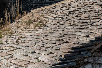 Detail eines traditionellen Schieferdachs in Gjirokastras Altstadt, Gjirokastra, Bezirk Gjirokastër, Albanien © M. Claushallmann