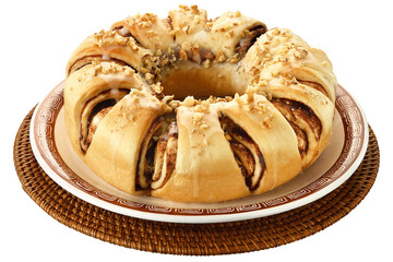 prato com pão doce de canela e nozes isolado em fundo transparente - delicioso cinnamon roll 