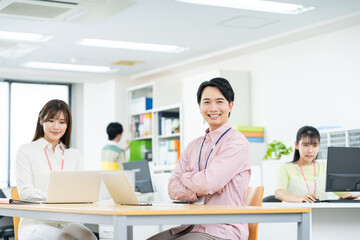 Fototapeta premium オフィスで働く若いエンジニア
