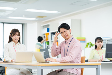 オフィスで悩む若いエンジニア