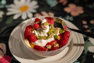 Bol de fruits avec yogourt et noix, intérieur, horizontal