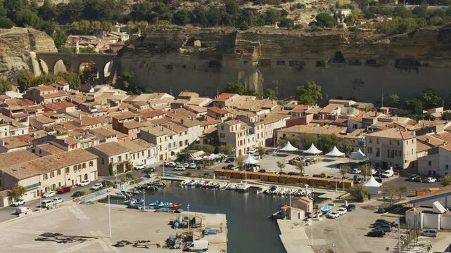 vue a&eacute;rienne du Village de Chamas au bord de l'&eacute;tang de Berre