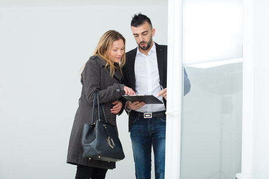 showroom client asking for advice from expert