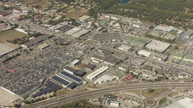 Vue a&eacute;rienne de la zone commerciale de Plan de Campagne &agrave; proximit&eacute; de Marseille