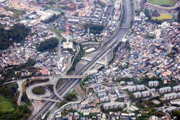 横浜新道の新保土ヶ谷料金所付近を空撮