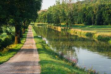 Chemin de halage sur le canal de Bourgogne. Chemin de randonn&eacute;e. Route des vacances.