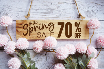 Naklejka premium Spring Sale 70% off with flower bouquet decoration on wooden background
