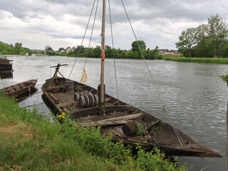 Bateau traditionnel sur Le Cher - Savonni&egrave;res
