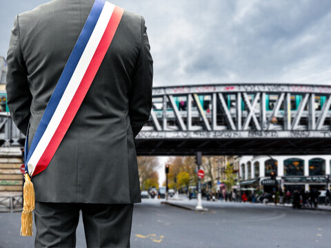 Un maire de dos face au quartier de Barb&egrave;s &agrave; Paris