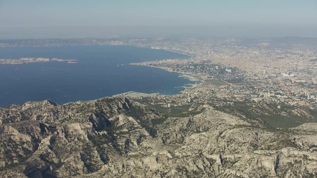Vue a&eacute;riennes des Calanques de Marseille et de Cassis