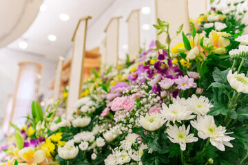 日本の葬式の供花。祭壇を見上げた風景。