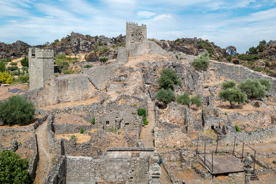 Aldeia hist&oacute;rica e abandonada de Marialva, onde se destacam as ru&iacute;nas das edifica&ccedil;&otilde;es r&uacute;sticas em meio &agrave;s muralhas do castelo medieval que se ergue no ponto mais alto de Portugal