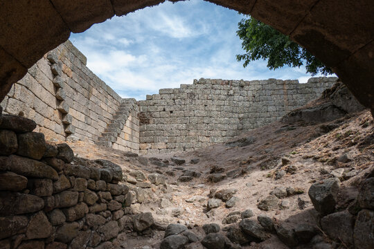 Portal de acesso &agrave;s ru&iacute;nas na aldeia hist&oacute;rica de Marialva, com as suas imponentes muralhas em Portugal