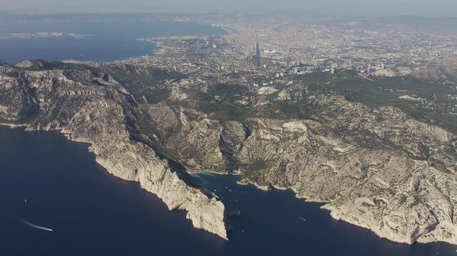 Vue a&eacute;riennes des Calanques de Sormiou &agrave; Marseille et &agrave; c&ocirc;t&eacute; de Cassis